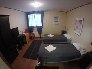 Мотели Viking Motel Ханко Двухместный номер с 2 отдельными кроватями и общей ванной комнатой-5